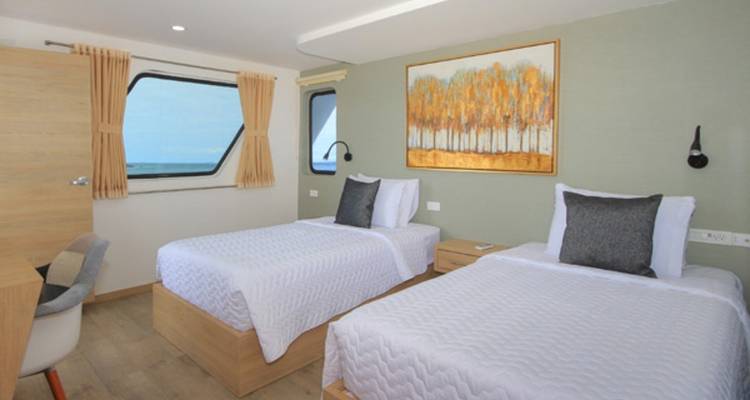 Tweepersoonskamer op een jacht met zeezicht.