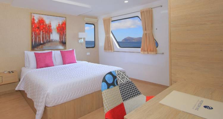 Slaapkamer met uitzicht op zee vanuit een jacht.