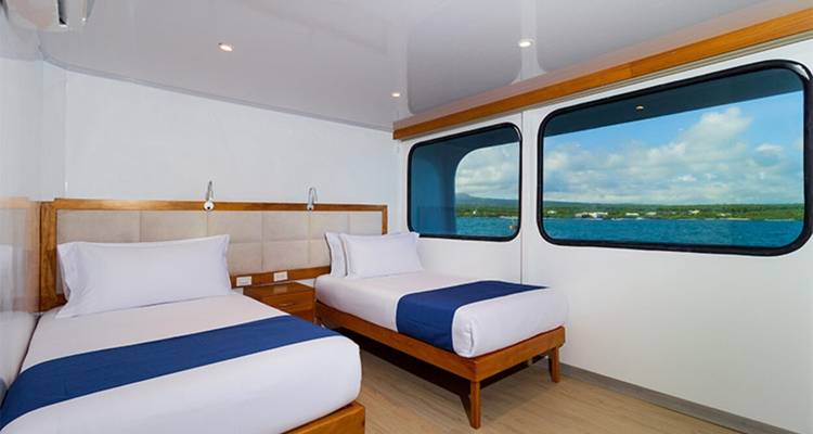 Zweibettzimmer mit Meerblick auf einer Yacht.