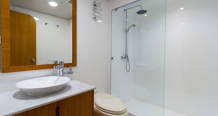 Modernes Badezimmer auf einer Yacht.