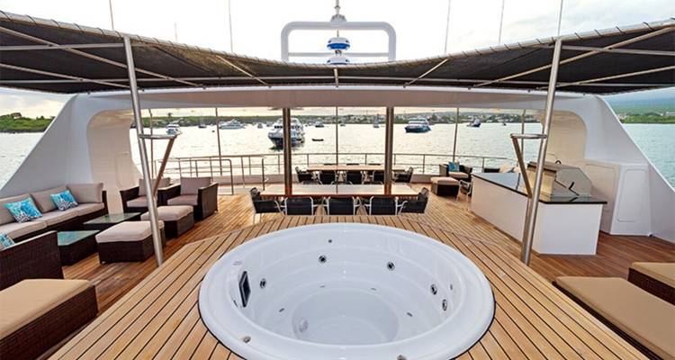 Whirlpool auf einer Yacht mit Blick auf den Ozean.