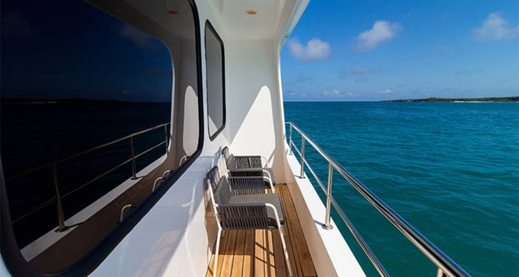 Yachtdeck mit Stühlen mit Blick auf das Meer.
