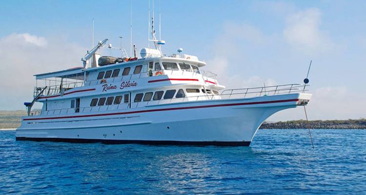 Große Yacht im Ozean vor Anker.