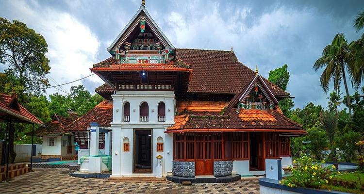 Un bâtiment indien traditionnel avec un toit en bois et des éléments de design complexes.