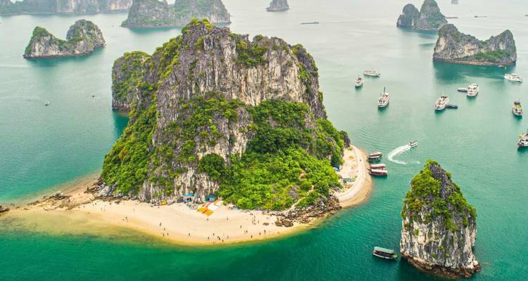 Luftaufnahme von Inseln und Booten in einer Bucht.