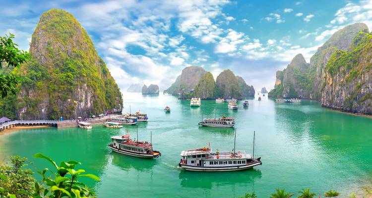 Malerische Bucht mit Kreuzfahrtschiffen und hoch aufragenden Karstinseln.