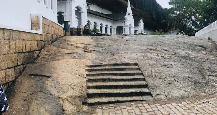 Steinstufen, die zu einem Felsentempeleingang führen.