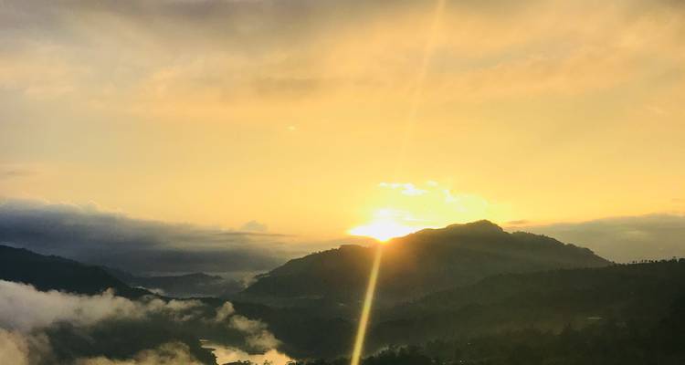 Malerischer Sonnenuntergangsblick über Berge mit Wolken.