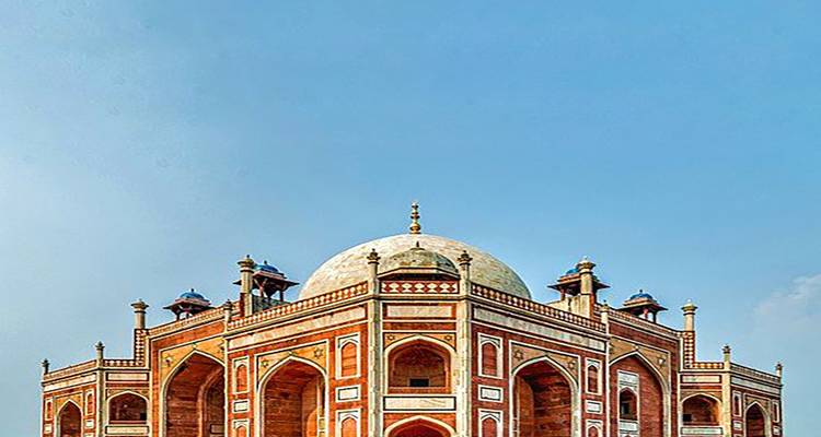 Humayuns Grab mit seiner charakteristischen großen Kuppel und Architektur aus rotem Sandstein.