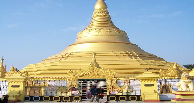 Goldenes Pagoden-Gebäude mit Besuchern davor.