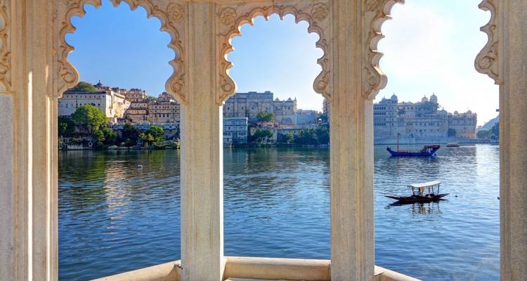 Vista desde un pabellón mirando hacia un lago y paisaje urbano.