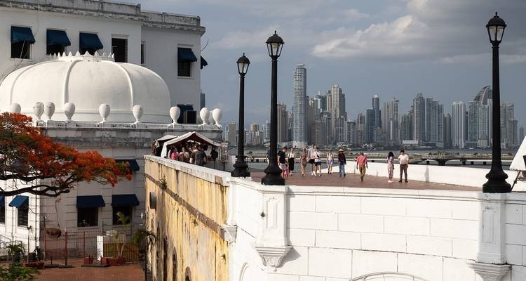 Turistas en una azotea con el horizonte de la ciudad.