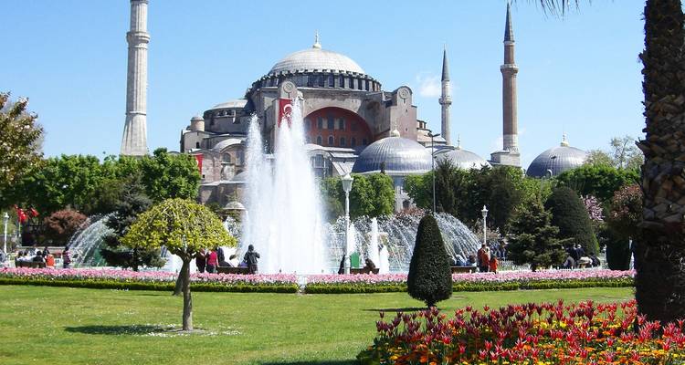Hagia Sophia en zijn tuinen met fonteinen en bezoekers op een zonnige dag
