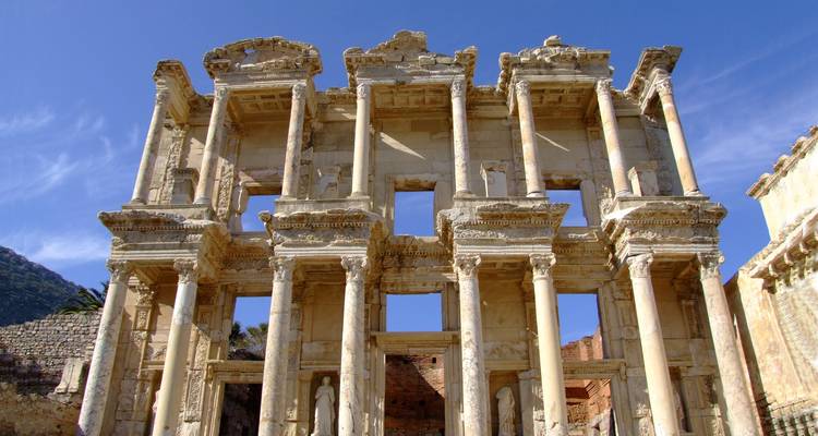 Die antike Fassade der Celsus-Bibliothek in Ephesos.