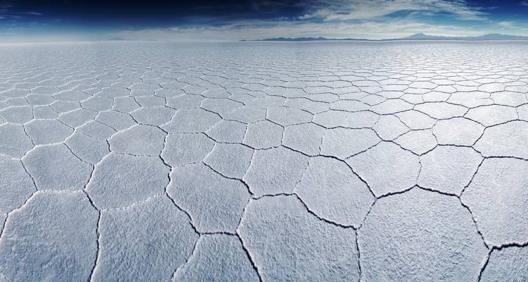 Zeshoekige zoutvormingen op uitgestrekte zoutvlaktes