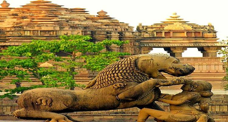 Antike Löwenskulptur mit Tempelarchitektur im Hintergrund.