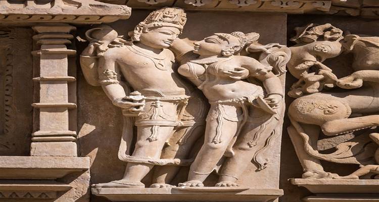 Komplizierte Steinmetzarbeiten, die Figuren an einer Tempelwand darstellen.