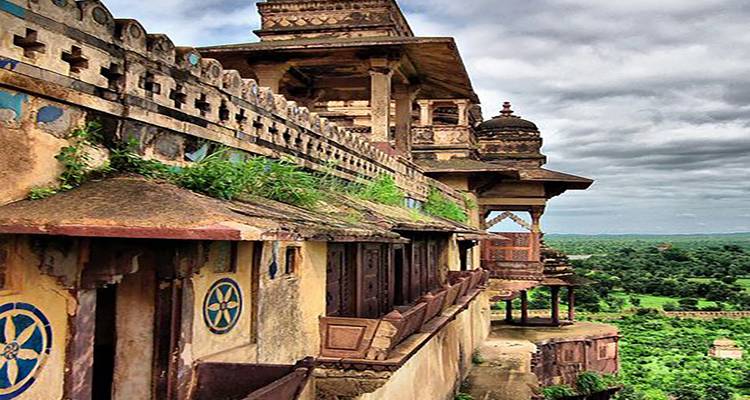 Historische Festung mit Grünzeug, das auf ihren Mauern wächst und die Landschaft überblickt.