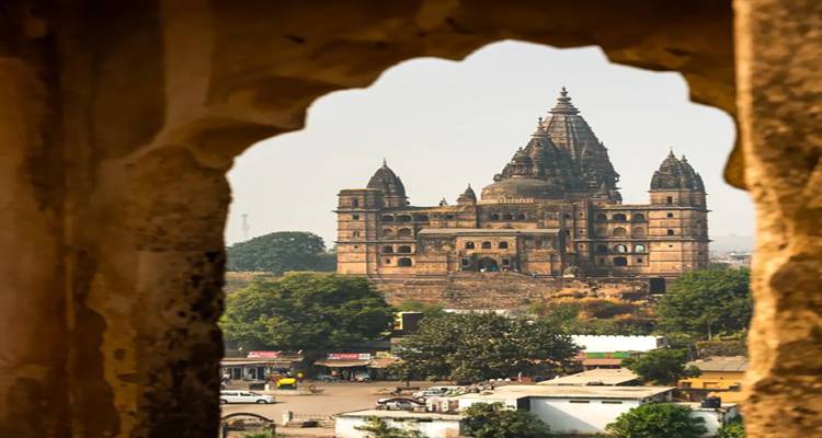 Blick auf einen historischen Palast durch einen Torbogen.