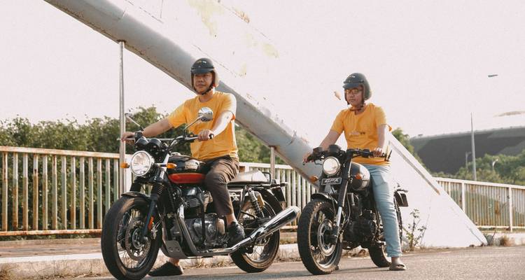 Twee fietsers stopten naast een grote metalen boog.
