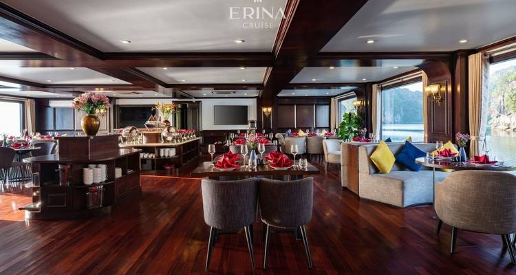 Ruime eetzaal van cruiseschip met gedekte tafels voor het diner.