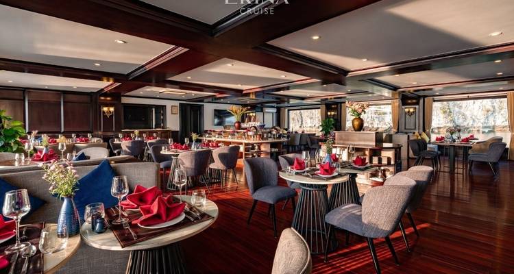 Restaurantschip met elegante inrichting en dineopstelling.