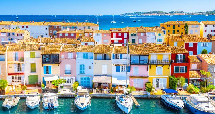 Bâtiments colorés le long d'un front de mer avec des bateaux.