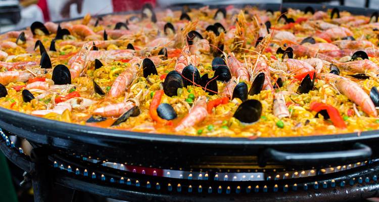 Grande poêle à paella remplie de fruits de mer.