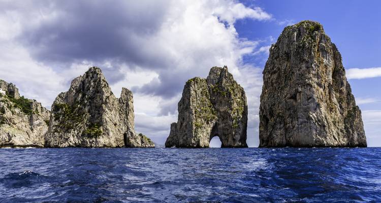Formations rocheuses s'élevant de la mer.