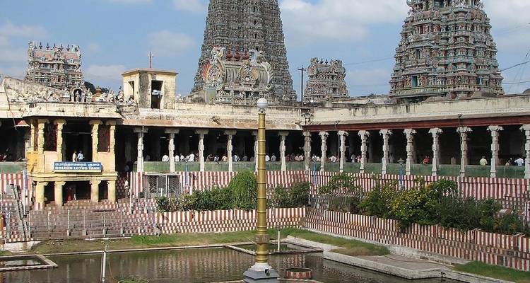Temple historique aux sculptures complexes avec tours et architecture dravidienne.