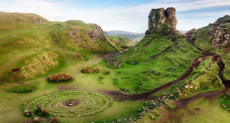 Motifs circulaires en pierre dans un paysage verdoyant et luxuriant.