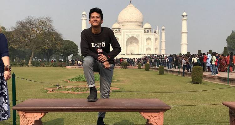 Person posiert vor dem Taj Mahal