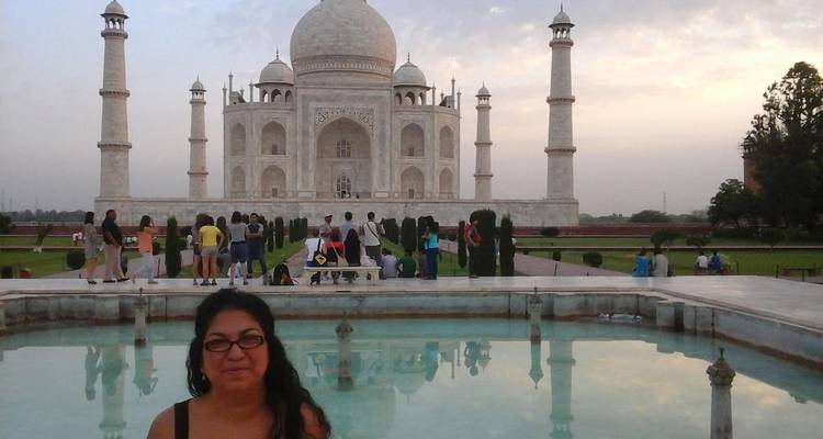 Person, die bei Sonnenuntergang am Taj Mahal posiert