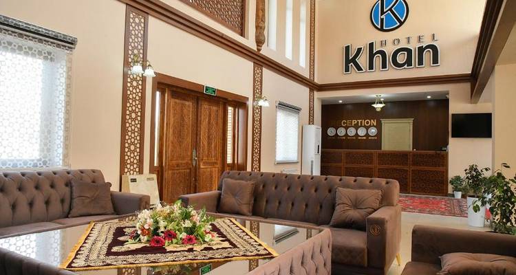 Lobbybereich eines Hotels mit luxuriösen Sitzgelegenheiten und Dekoration.