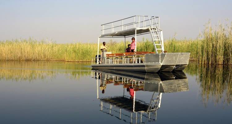 Menschen op een pontonboot in kalm water.