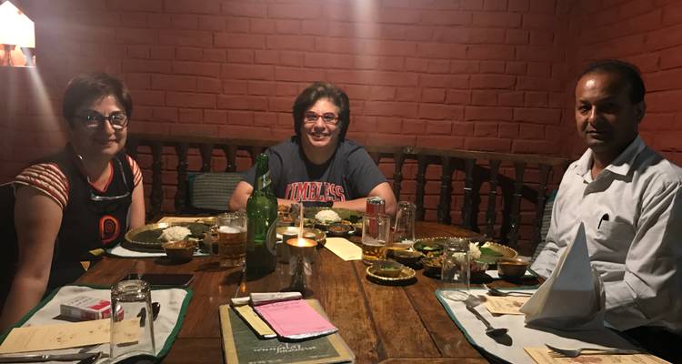 Menschen, die in einem schwach beleuchteten Restaurant speisen.