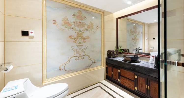 Baño ornamentado con una pared decorativa