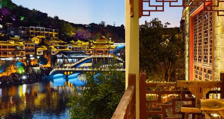 Vista escénica del río con edificios tradicionales chinos noche
