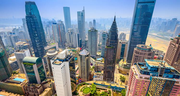 Horizonte de Chongqing con rascacielos modernos