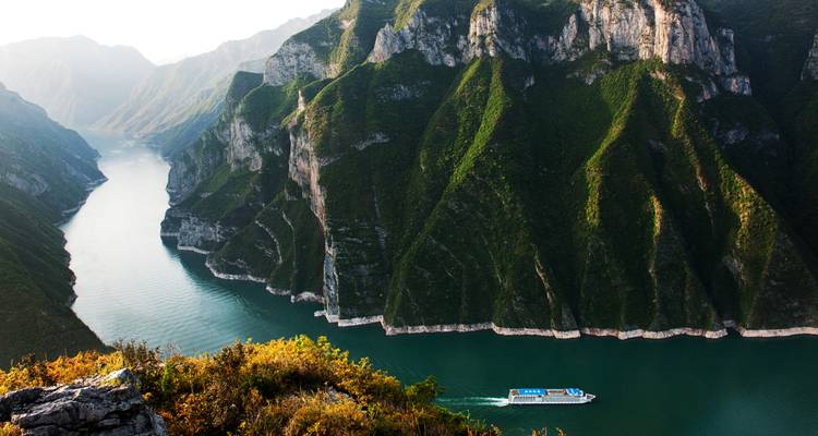 Río Yangtsé con un barco de crucero rodeado de montañas