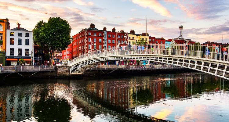 Ha'penny Bridge über den Fluss Liffey in Dublin.