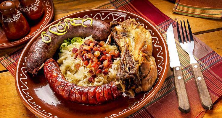 Traditioneel Slowaaks gerecht met worstjes en zuurkool op een bord.