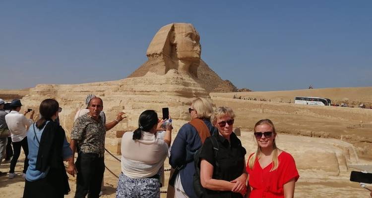 Touristen posieren mit der Großen Sphinx von Gizeh.