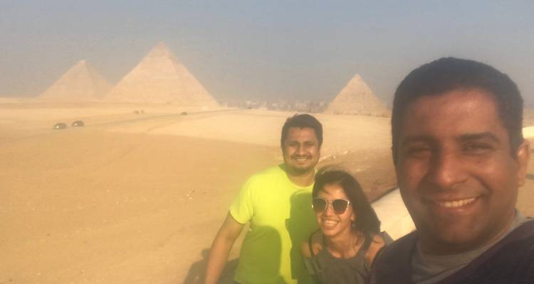 Selfie met de Piramides op de wazig achtergrond.