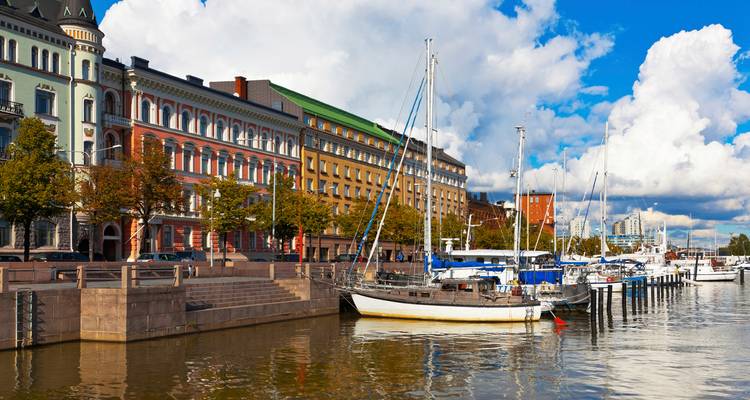 Vue pittoresque d'un port de plaisance avec des bâtiments colorés et des bateaux à Helsinki.