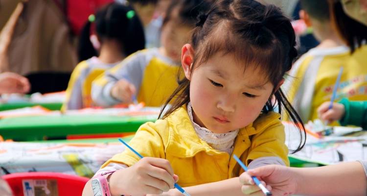 Des enfants engagés dans des activités de peinture en plein air.