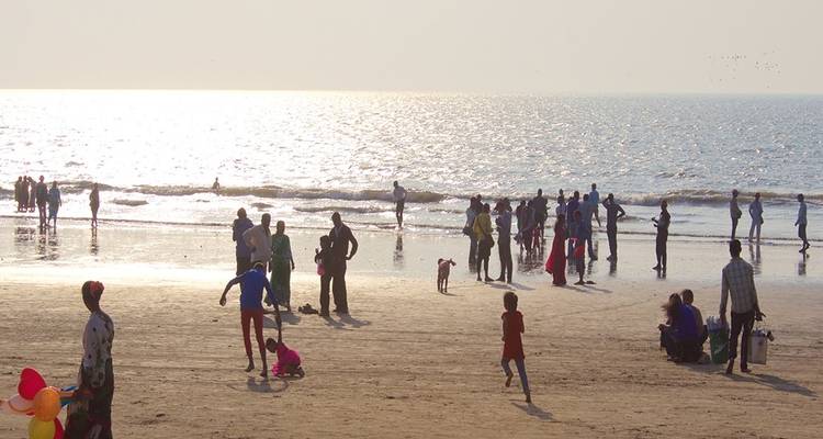 Een bruisend strand met mensen die genieten van de zon en zee.