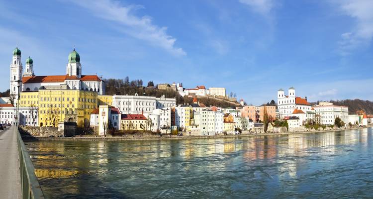 Vista panorámica de un colorido pueblo ribereño en Europa.