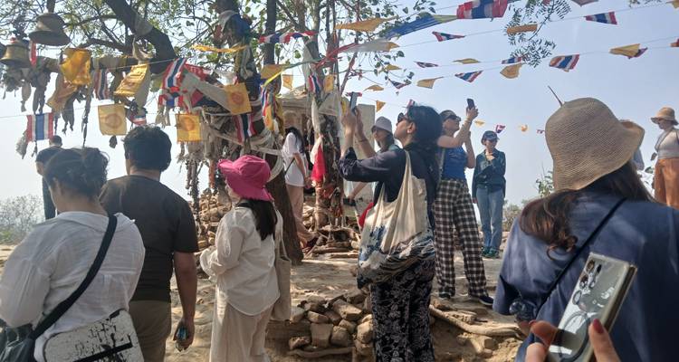 Menschen und Flaggen an einer Kulturstätte.