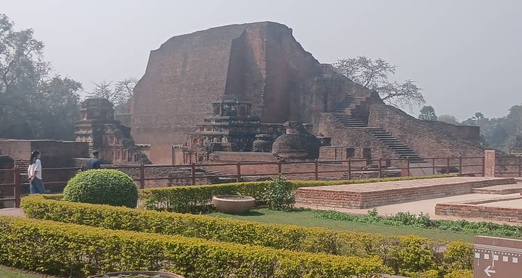 Antike Ruinen und Ziegelstruktur.